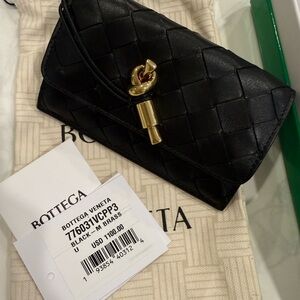 BOTTEGA VENETA
Leather Intrecciato Andiamo Card Holder